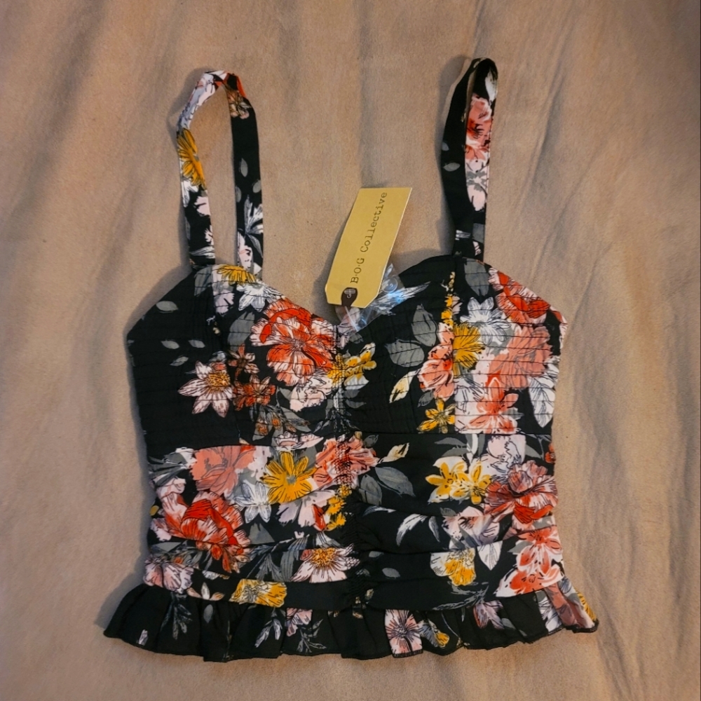NWT. Crop top floral